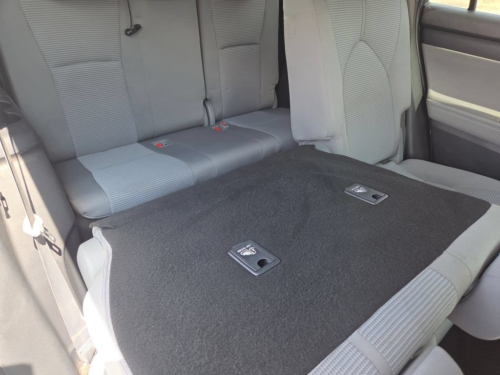 Used 2021 Toyota Highlander L AWD/4WD image 6
