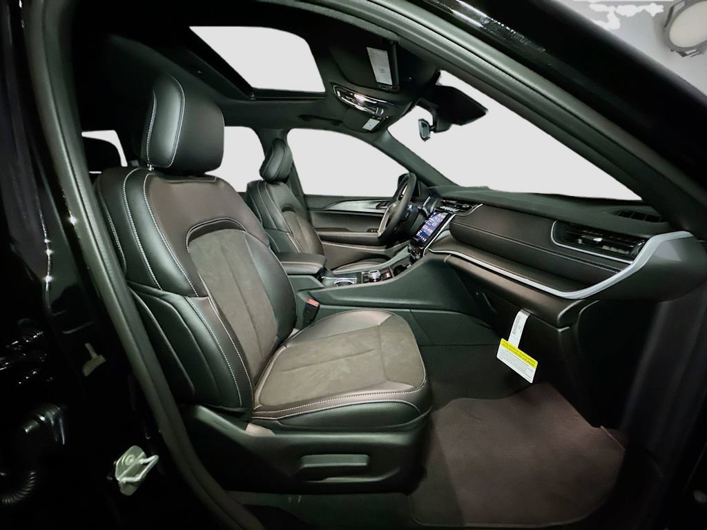 New 2025 Jeep Grand Cherokee Altitude AWD/4WD image 36