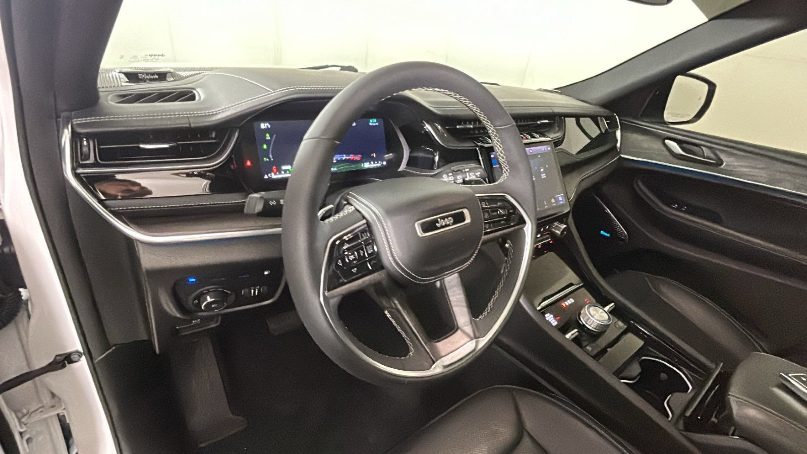Used 2023 Jeep Grand Cherokee Overland AWD/4WD image 15