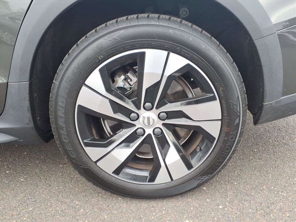 Used 2021 Volvo V60 T5 Cross Country image 10