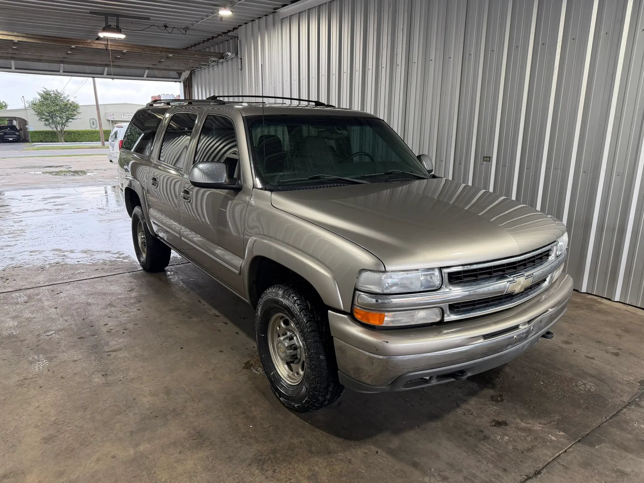Used 2001 Chevrolet Suburban 2500 LT w/ LT Preferred Equipment Group AWD/4WD image 4