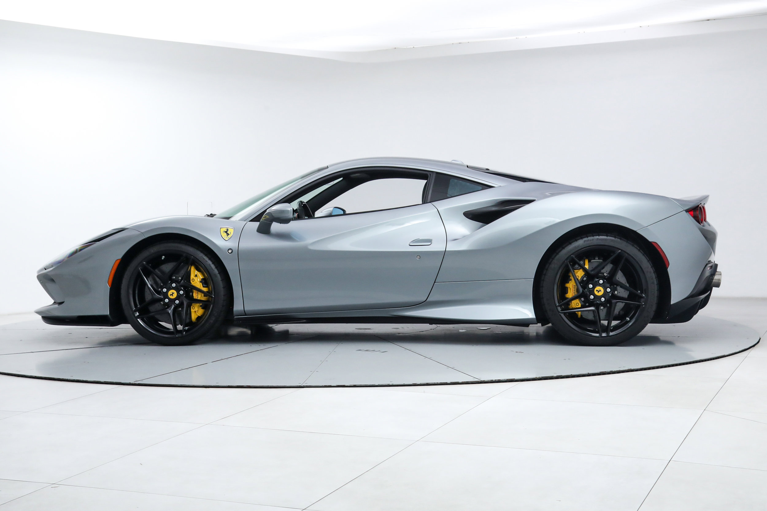 Used 2021 Ferrari F8 Tributo RWD image 4