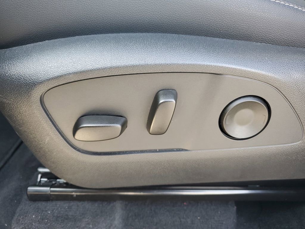 Used 2025 Chevrolet Traverse LT image 22