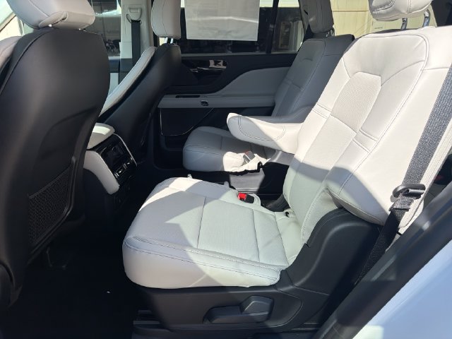 New 2026 Lincoln Aviator AWD w/ Jet Appearance Package image 15
