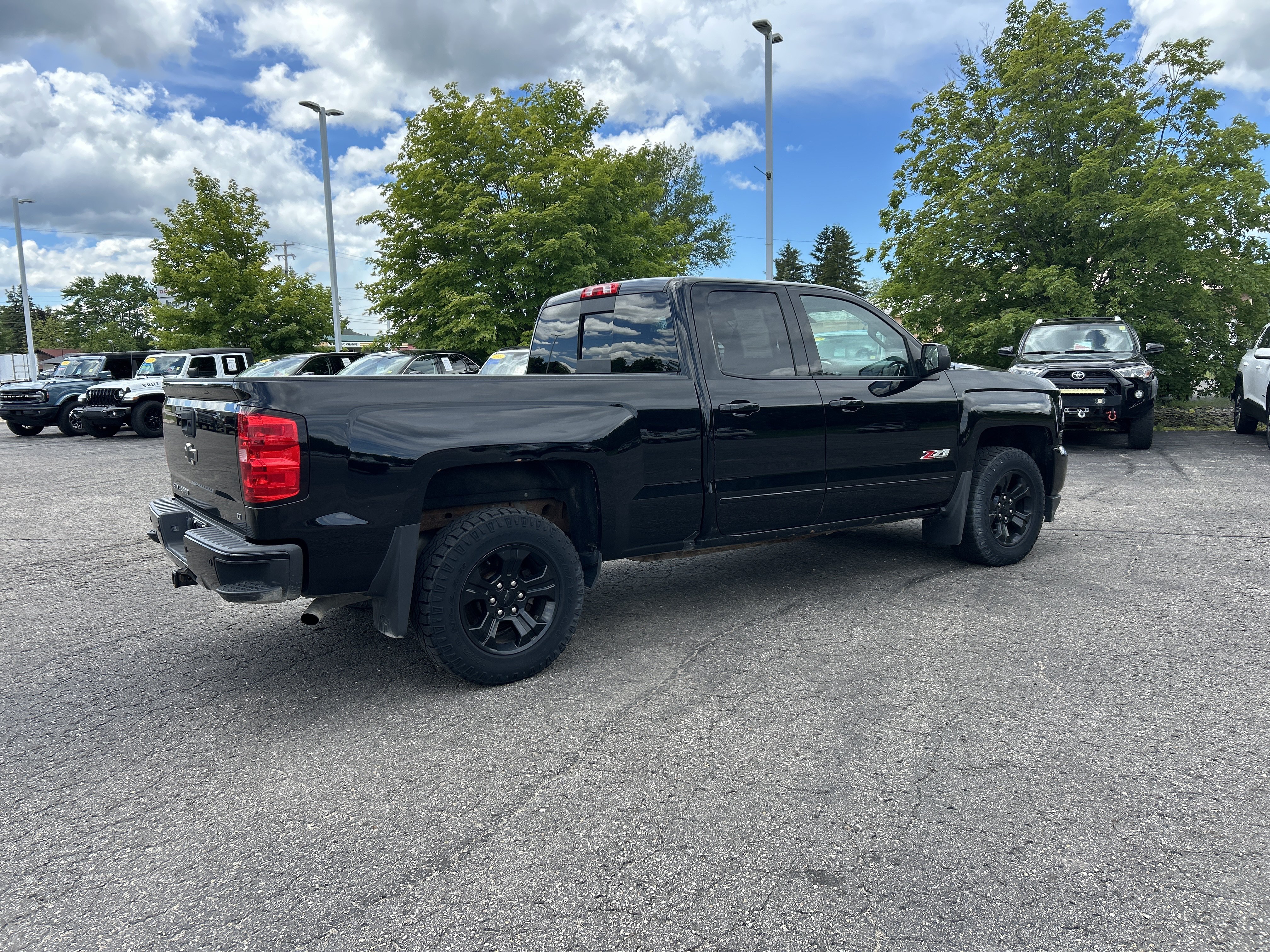 Used 2018 Chevrolet Silverado 1500 LT w/ Midnight Edition AWD/4WD image 3