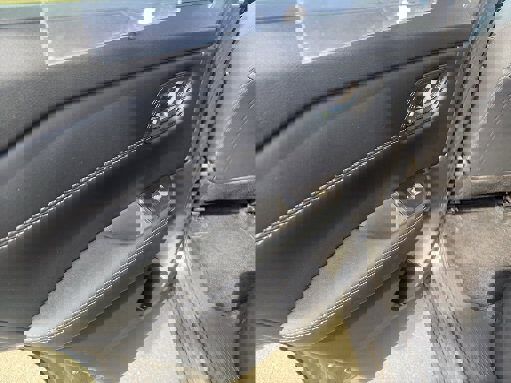 Used 2025 Nissan Rogue SL w/ Tech Package image 15