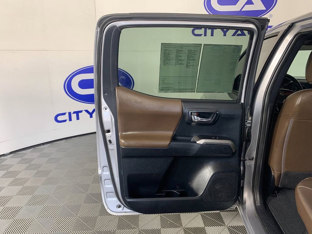 Used 2016 Toyota Tacoma Limited w/ Towing Package image 30