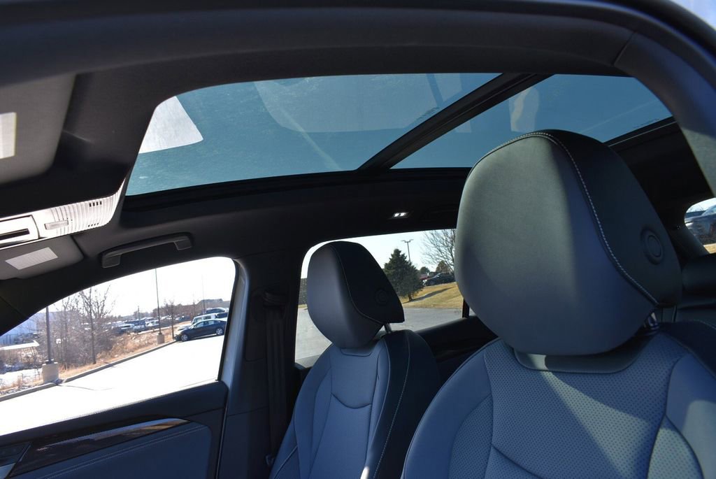 Used 2025 Volkswagen Tiguan SE R-Line image 14