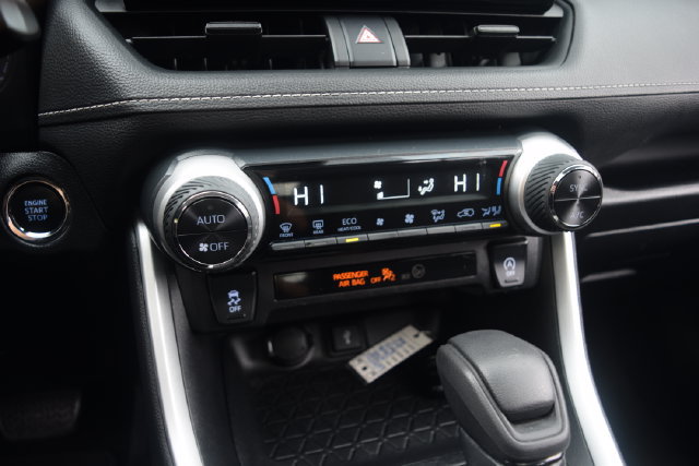Used 2020 Toyota RAV4 XLE w/ Convenience Package FWD image 11