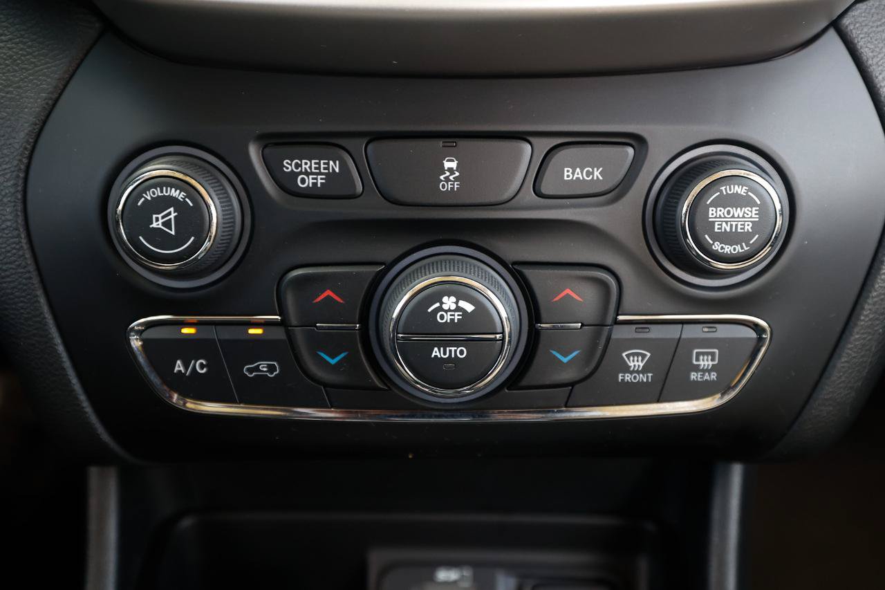 Used 2017 Jeep Cherokee Limited w/ Luxury Group AWD/4WD image 32