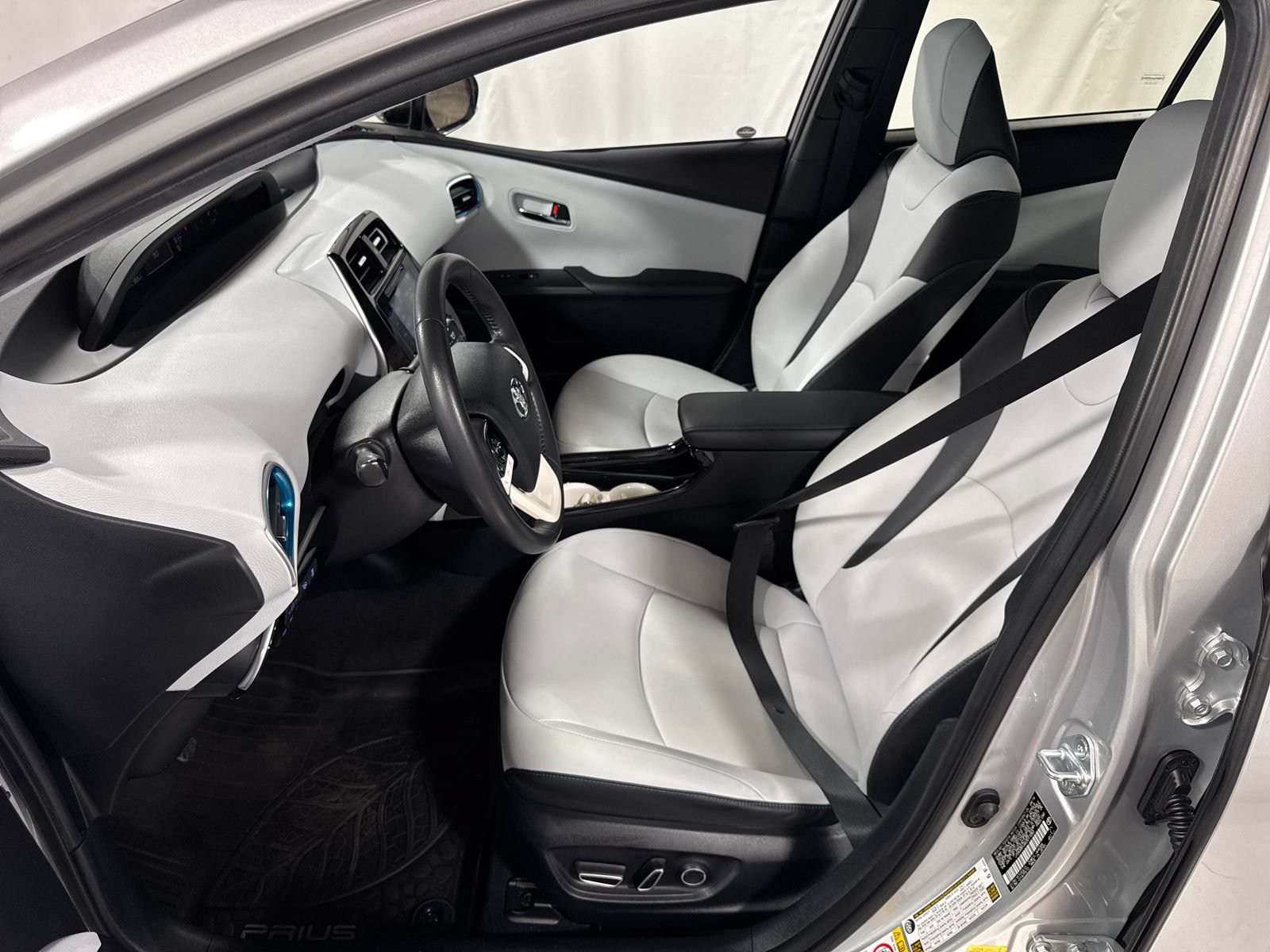 Used 2016 Toyota Prius FWD image 5