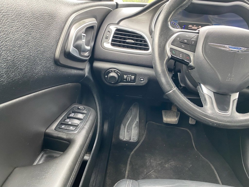 Used 2017 Chrysler 200 Limited Platinum FWD image 17