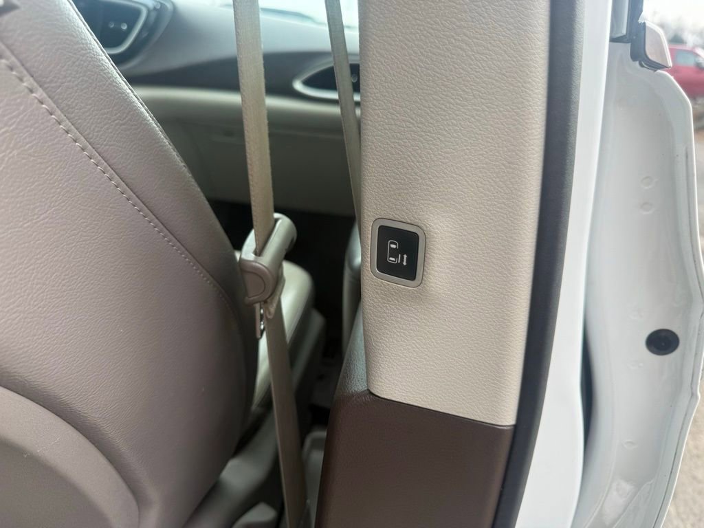 Used 2018 Chrysler Pacifica Touring-L image 59