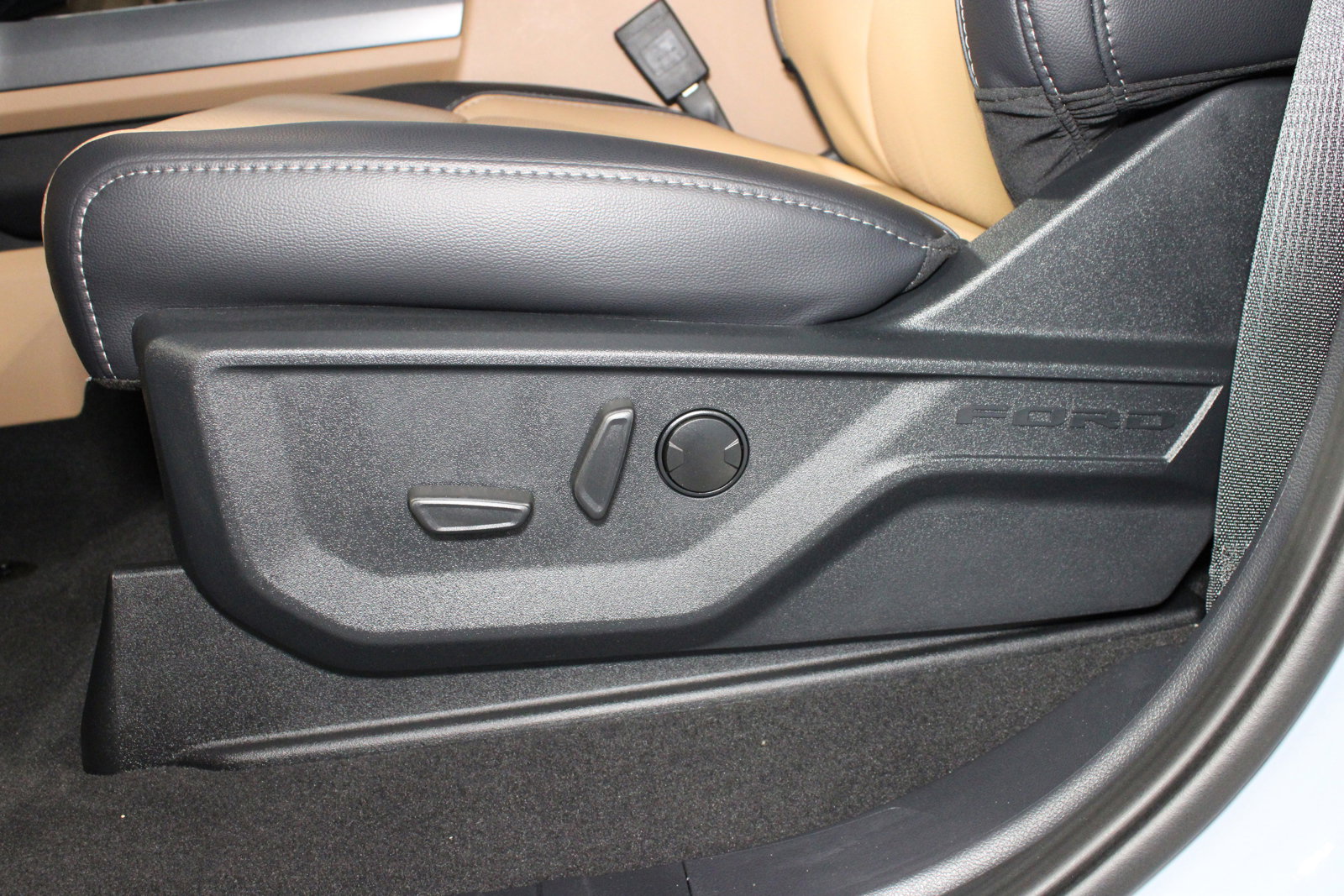 New 2025 Ford F350 Lariat w/ Lariat Ultimate Package image 6