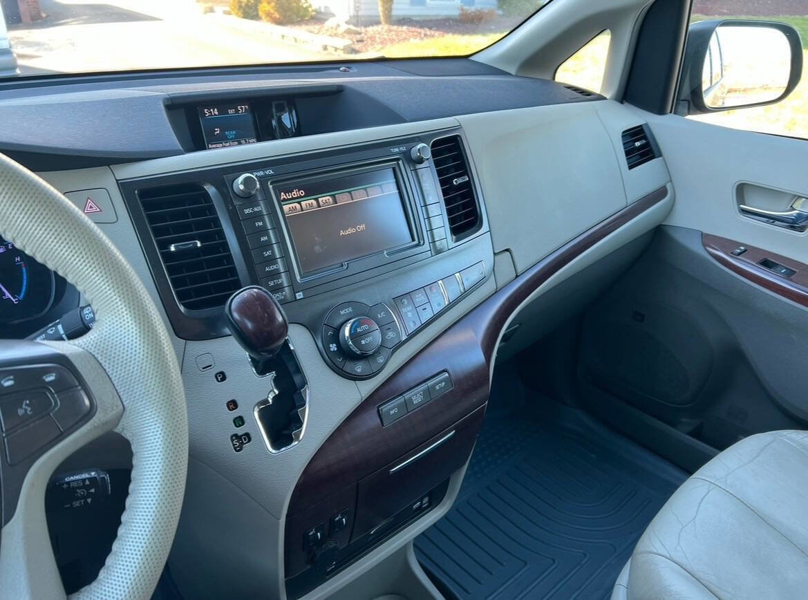 Used 2012 Toyota Sienna XLE w/ Premium Pkg FWD image 16