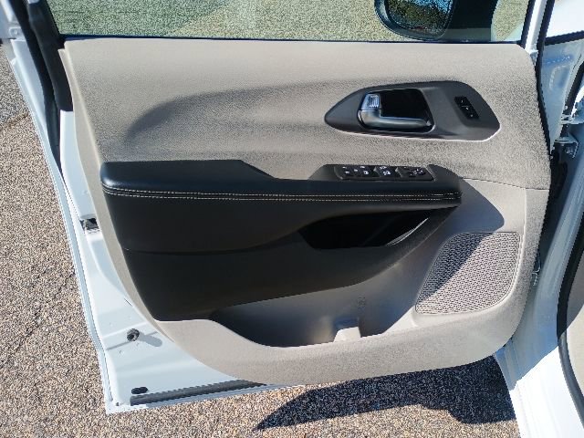 Used 2023 Chrysler Pacifica Touring-L FWD image 20