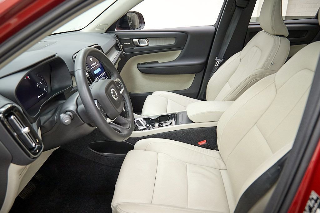 Certified 2023 Volvo XC40 B5 Plus w/ Driver Assist Package image 19