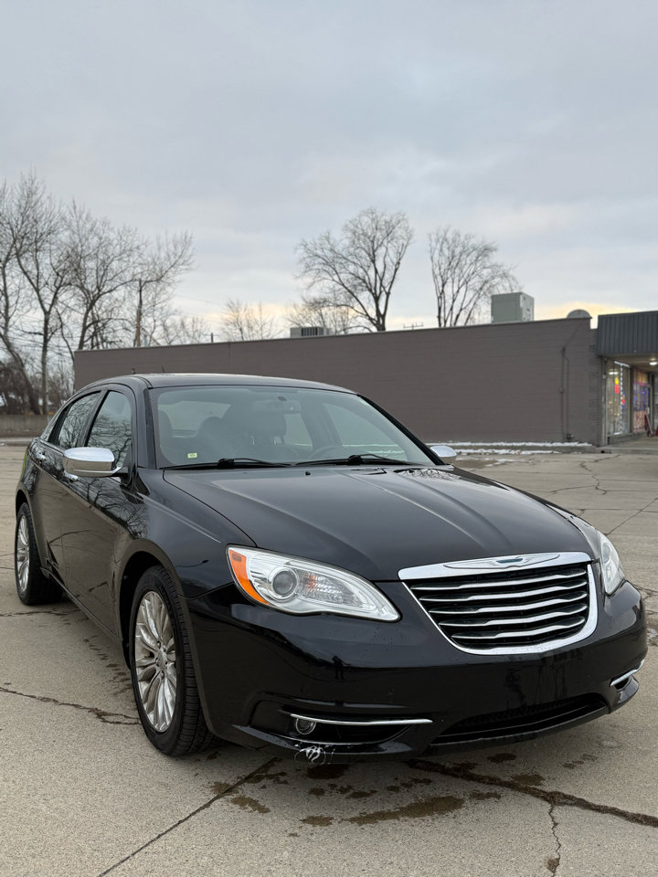 Used 2011 Chrysler 200 Limited image 2