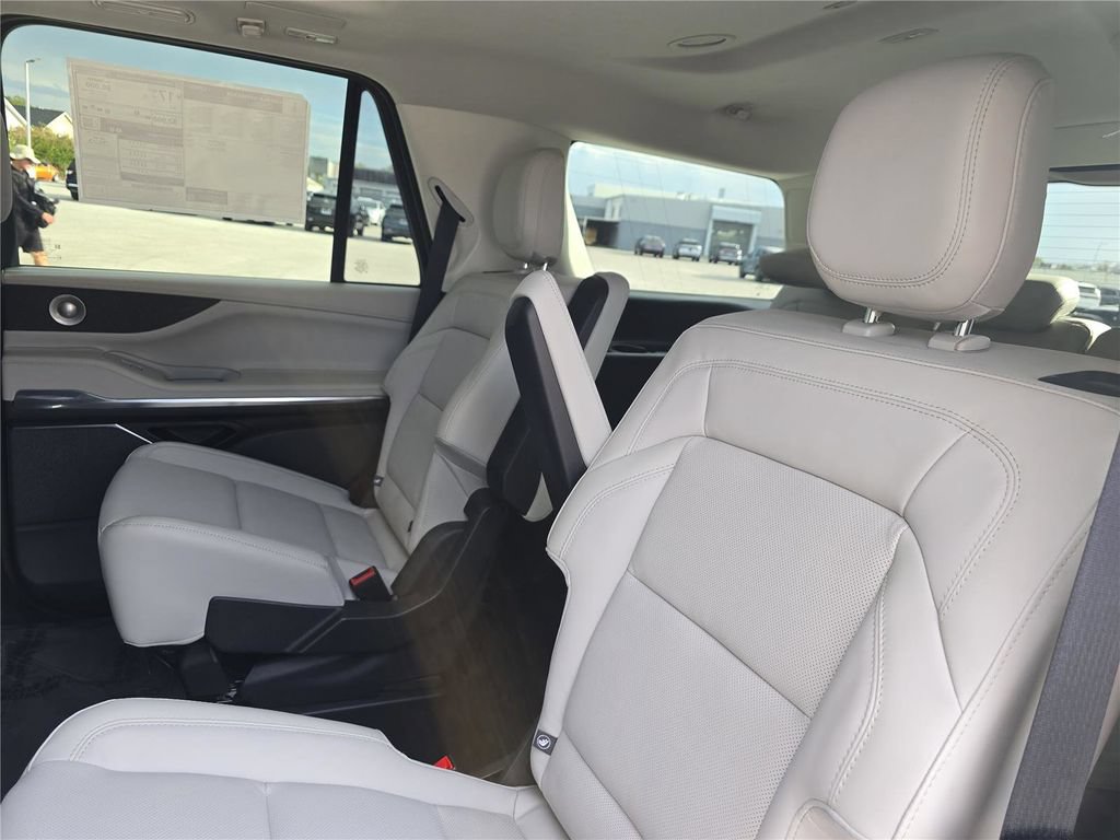 New 2026 Lincoln Navigator Reserve w/ Jet Appearance Package AWD/4WD image 11