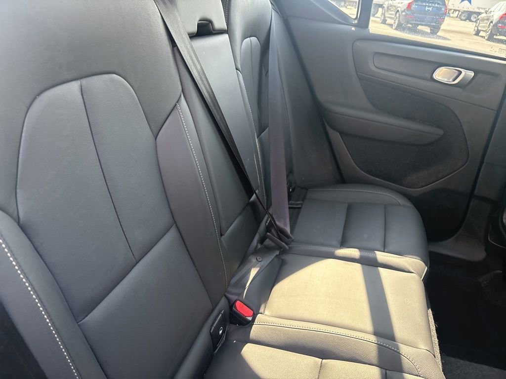 Used 2025 Volvo XC40 B5 Core image 37