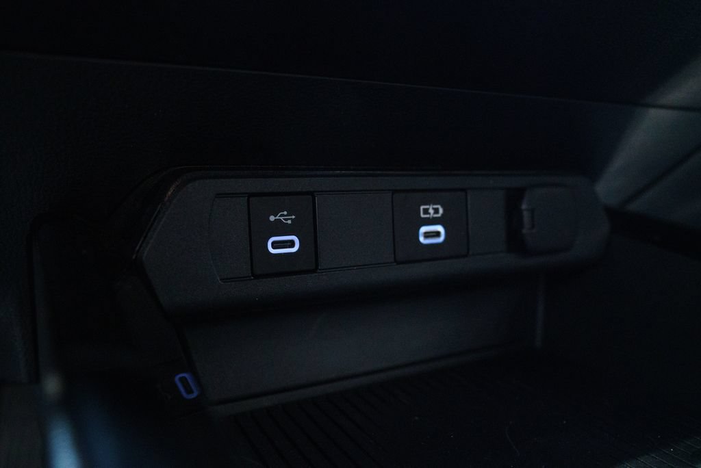 Used 2025 Toyota Prius XLE FWD image 27