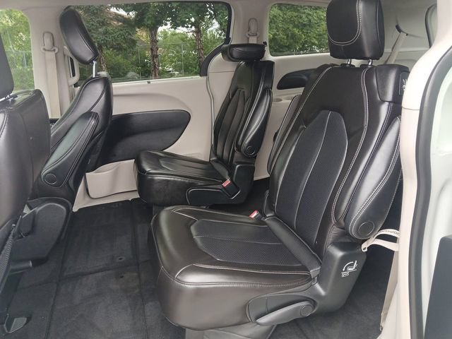 Used 2023 Chrysler Pacifica Touring-L FWD image 22