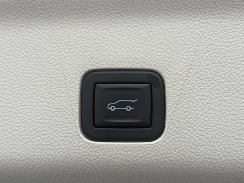 Used 2024 Cadillac Escalade Sport Platinum w/ LPO, Floor Liner Package AWD/4WD image 33