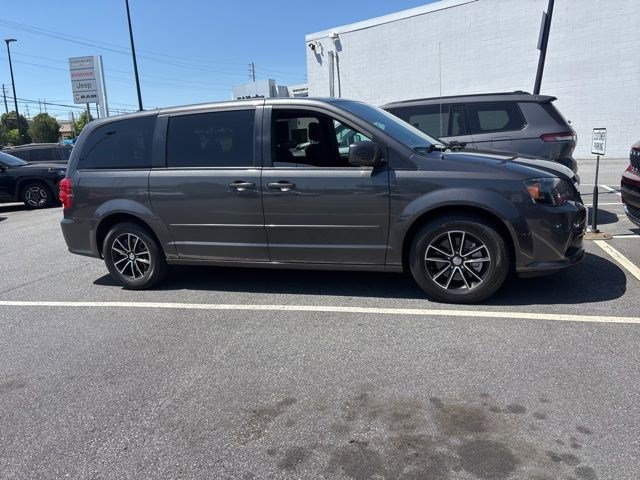 Used 2016 Dodge Grand Caravan SE image 2