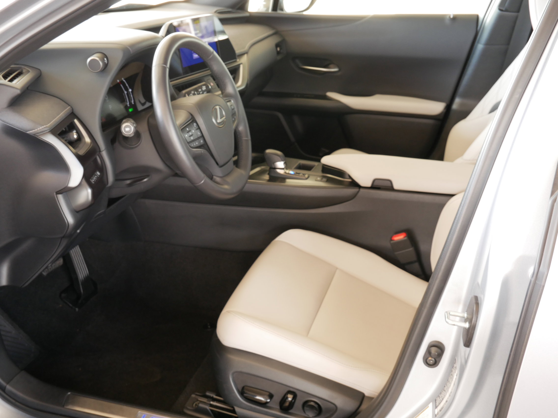 Used 2025 Lexus UX 300h FWD w/ Accessory Package (Z2) image 4