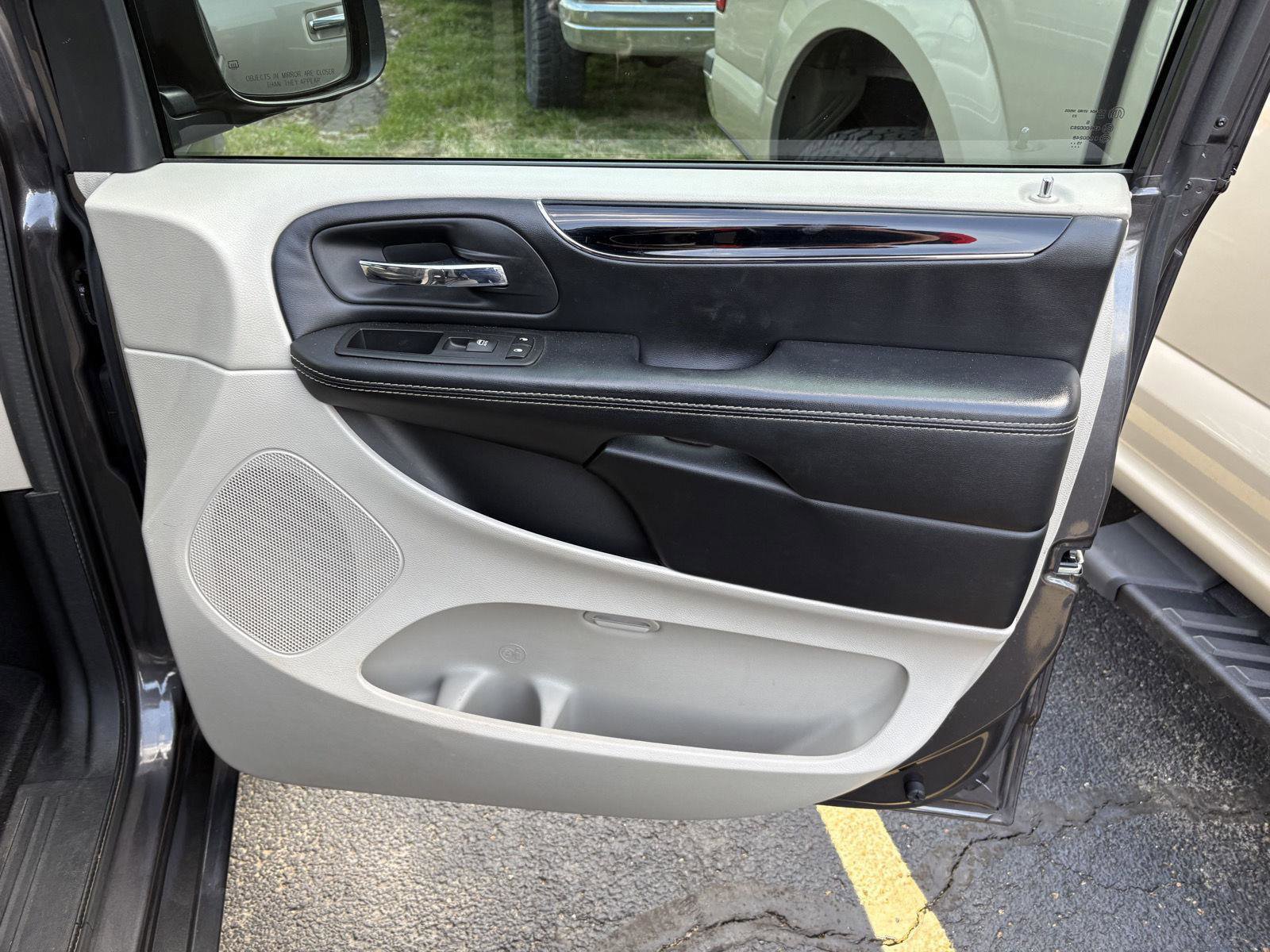 Used 2020 Dodge Grand Caravan SXT image 16