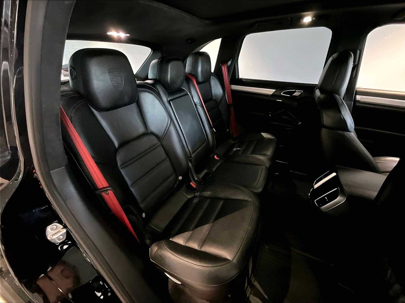 Used 2016 Porsche Cayenne Turbo image 32