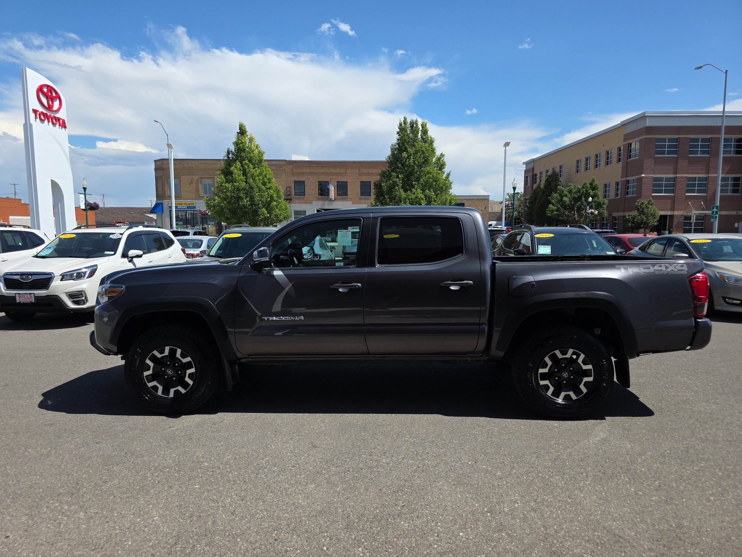 Used 2019 Toyota Tacoma TRD Off-Road w/ Technology Package AWD/4WD image 6