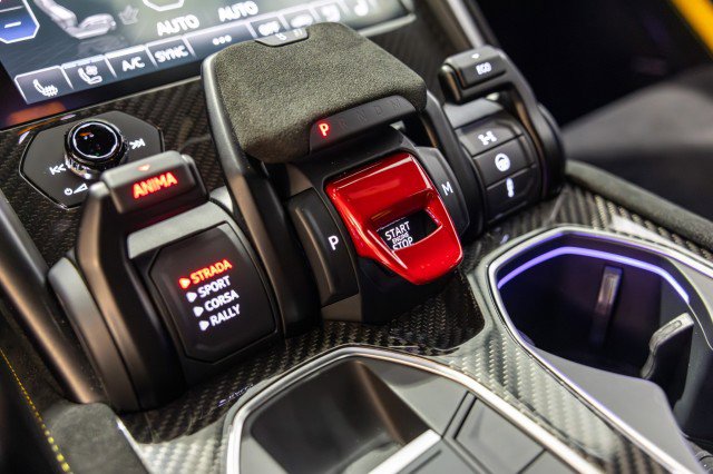 Used 2024 Lamborghini Urus Performante AWD/4WD image 45