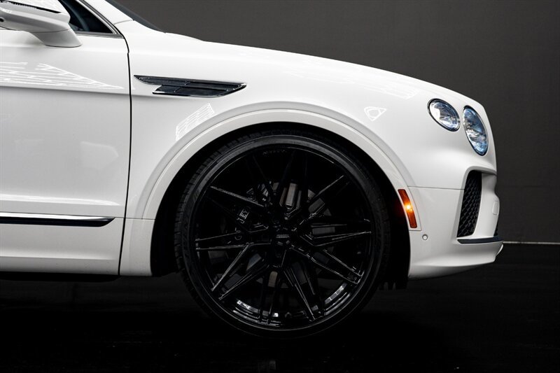 Used 2024 Bentley Bentayga AWD/4WD image 20