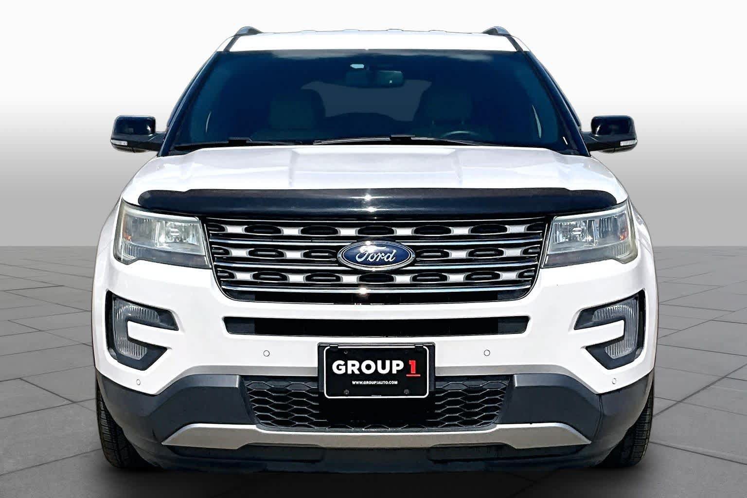 Used 2017 Ford Explorer XLT w/ Equipment Group 202A FWD image 4