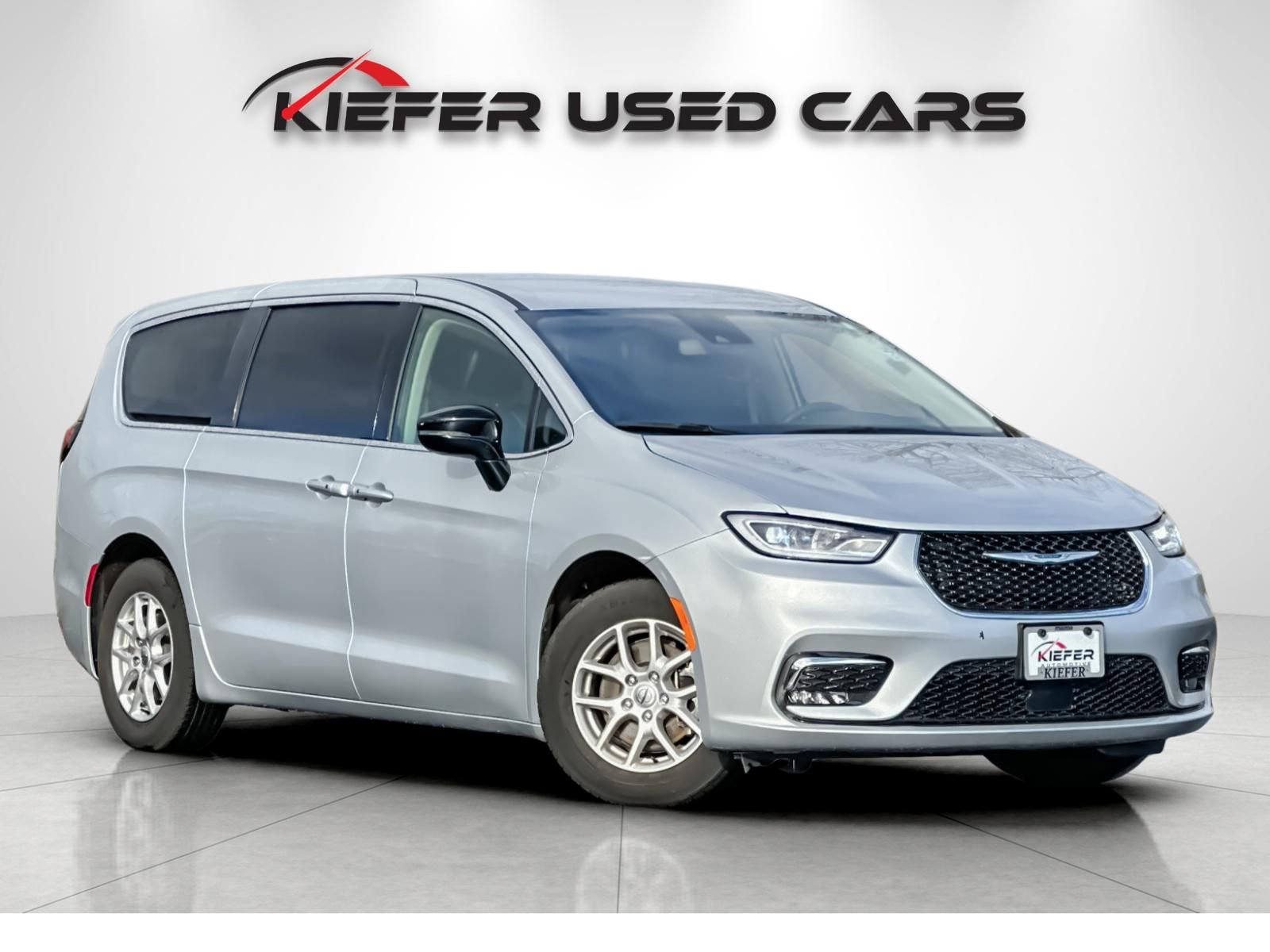 Used 2024 Chrysler Pacifica Touring-L image 2