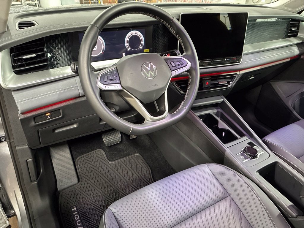 Used 2026 Volkswagen Tiguan SE w/ Panoramic Sunroof Package AWD/4WD image 17