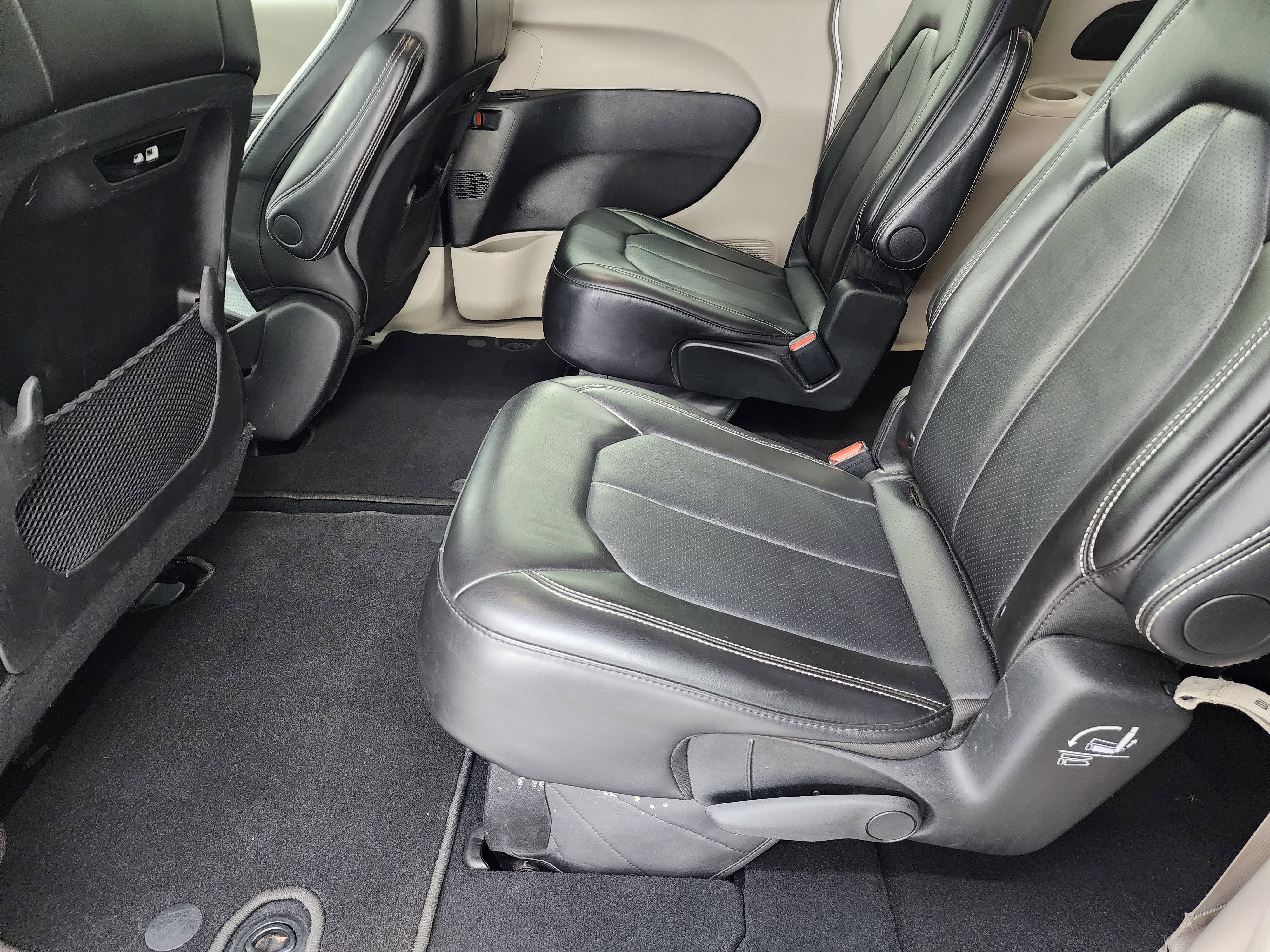 Used 2024 Chrysler Pacifica Touring-L FWD image 35