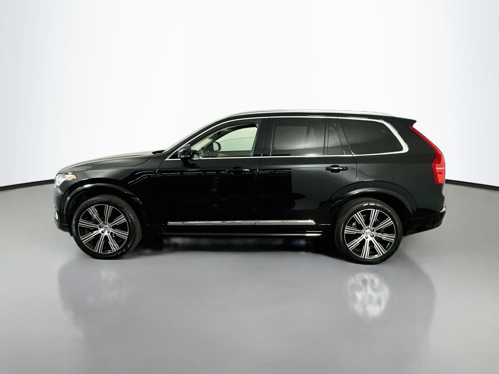 Used 2025 Volvo XC90 B6 Plus w/ Protection Package Premier AWD/4WD image 4