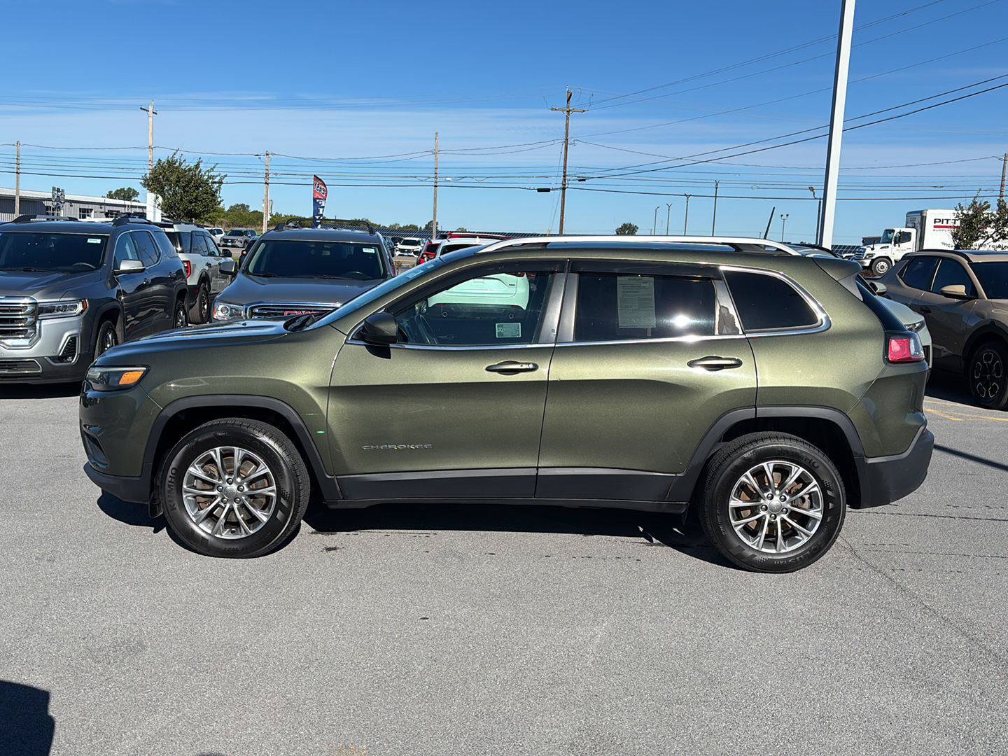 Used 2019 Jeep Cherokee Latitude Plus w/ Cold Weather Group AWD/4WD image 6