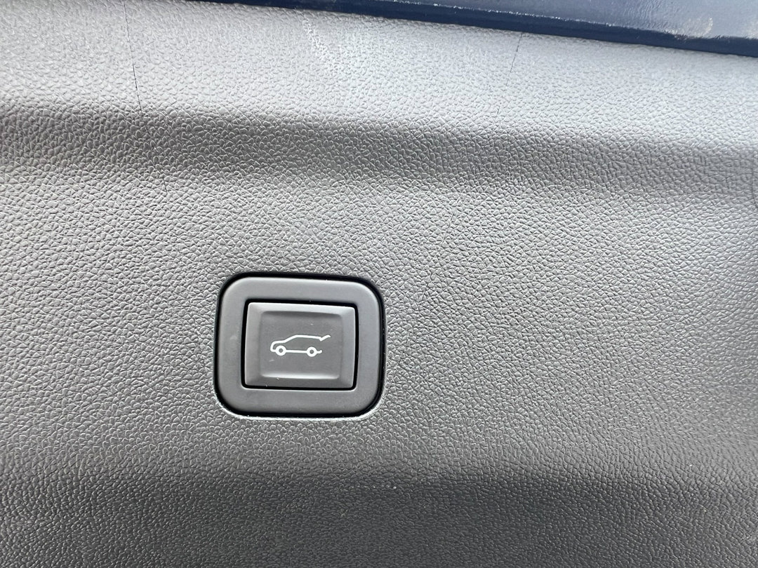 Used 2024 GMC Yukon SLT w/ SLT Luxury Package image 9