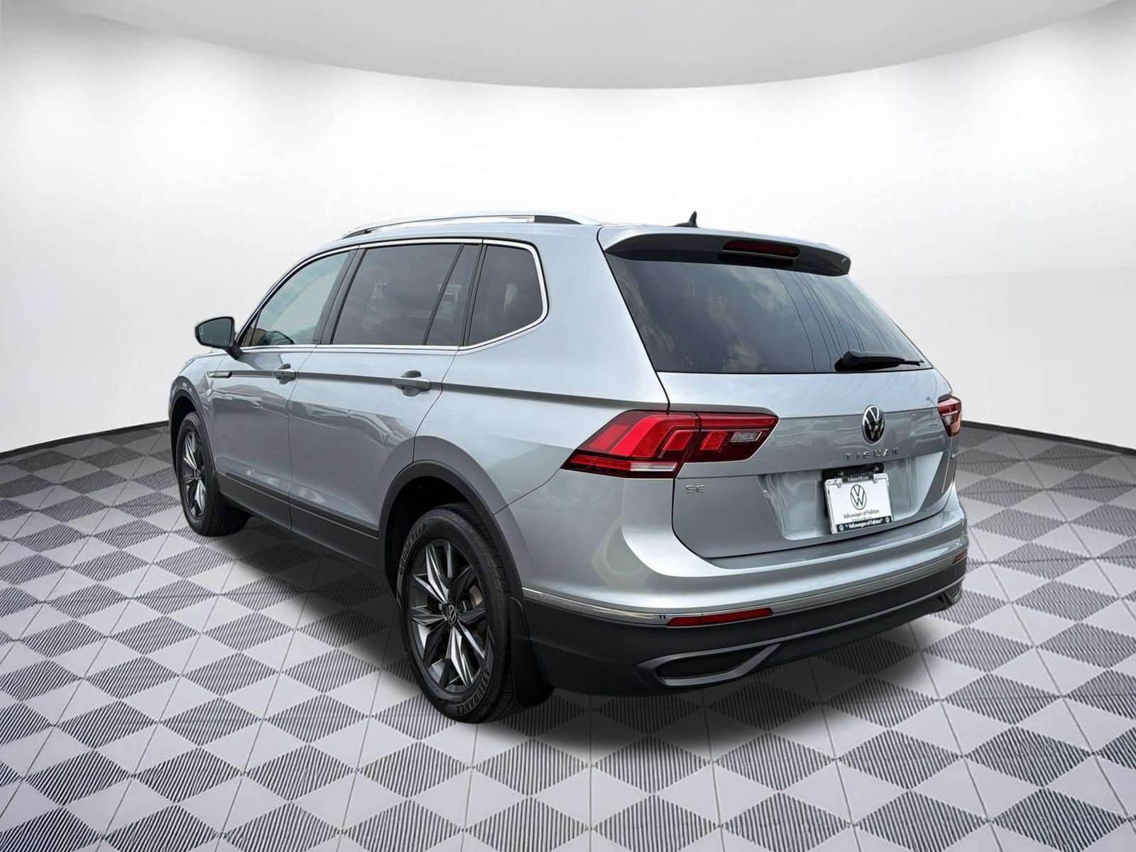 Used 2022 Volkswagen Tiguan SE w/ Panoramic Sunroof Package AWD/4WD image 3