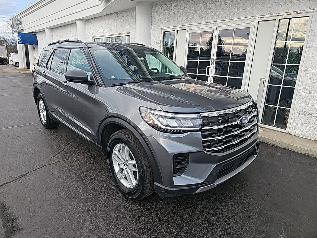 Used 2025 Ford Explorer Active AWD/4WD image 2
