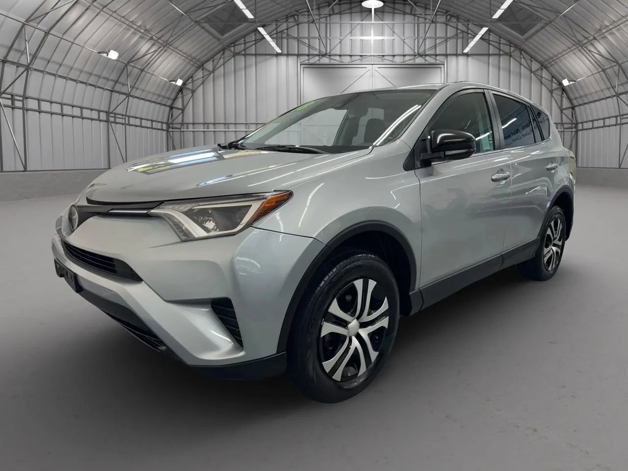 Used 2018 Toyota RAV4 LE image 1