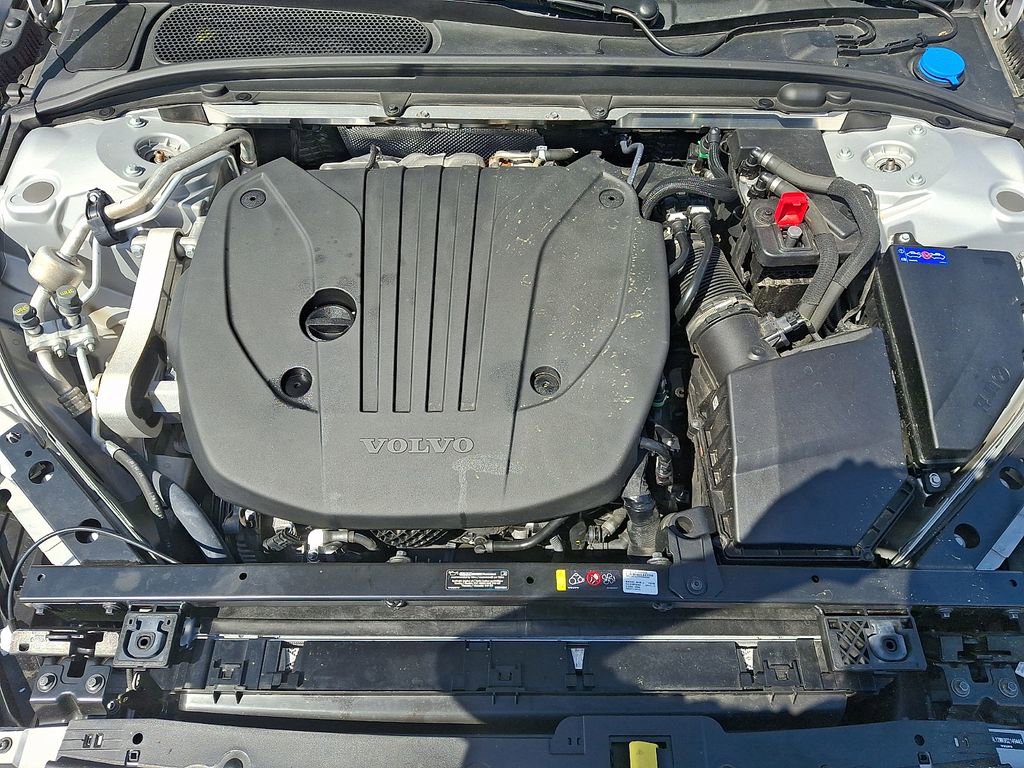 Used 2025 Volvo V60 B5 Cross Country Plus image 29