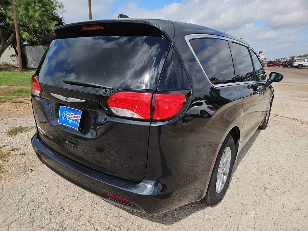 Used 2023 Chrysler Voyager LX FWD image 10