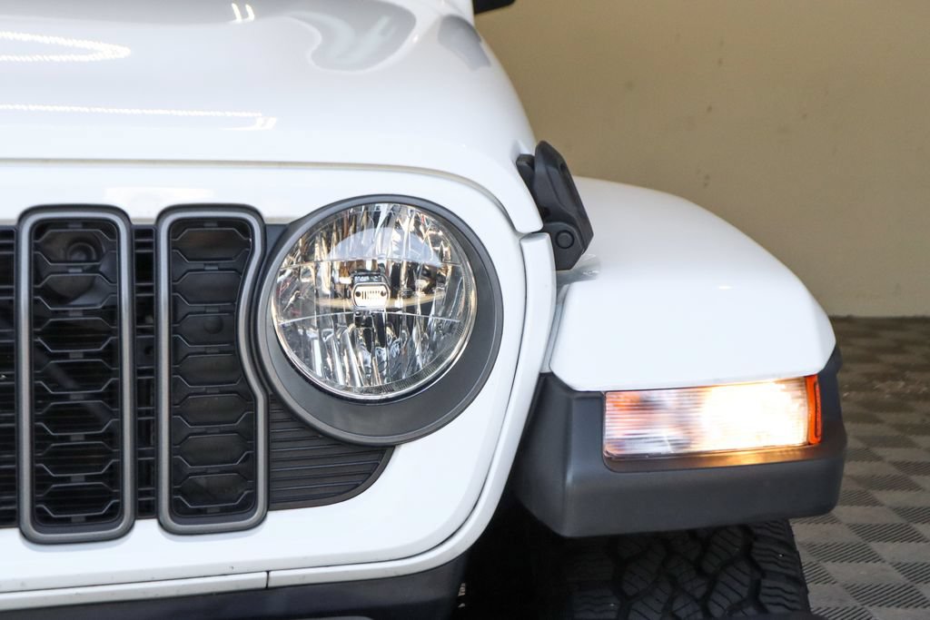Used 2025 Jeep Gladiator Sport AWD/4WD image 5