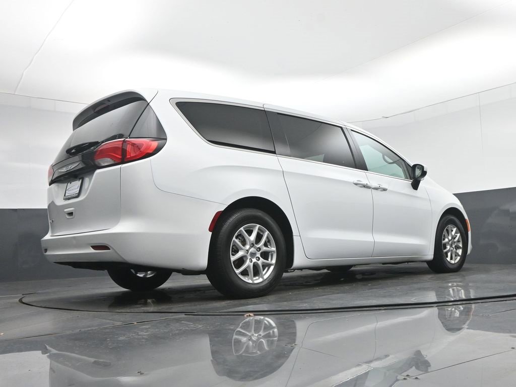 Used 2023 Chrysler Voyager LX image 70