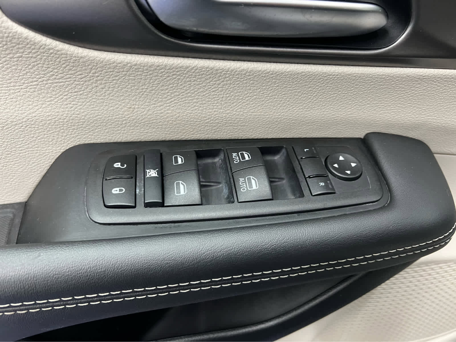 Used 2024 Chrysler Pacifica Touring-L image 14