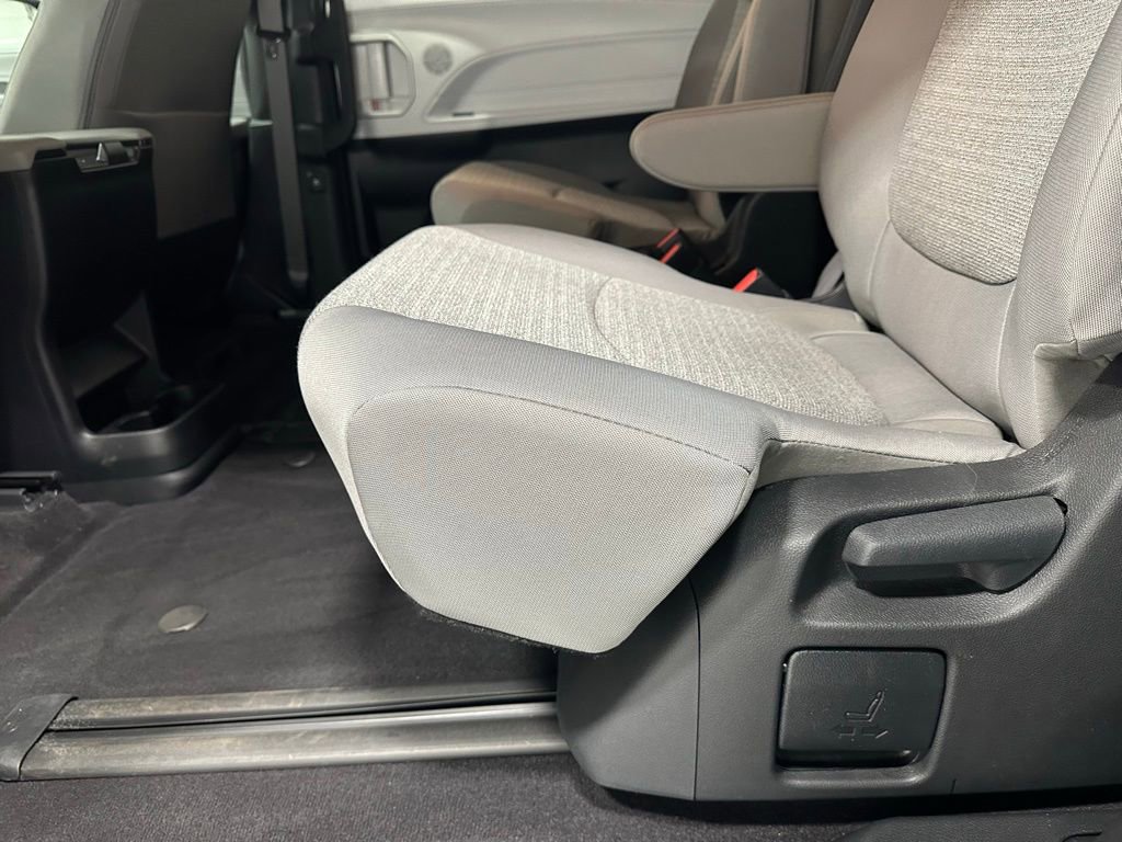 Used 2025 Toyota Sienna LE image 46